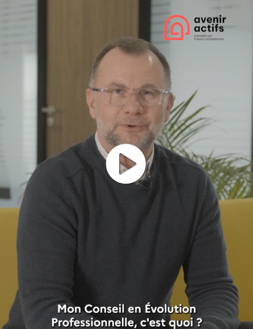 Jérôme, conseiller en évolution professionnelle Avenir Actifs Nouvelle-Aquitaine, s'adresse face caméra à l'audience pour parler du service public Mon CEP.