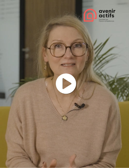 Céline, conseillère en évolution professionnelle Avenir Actifs Nouvelle-Aquitaine, s'adresse face caméra à l'audience pour parler du service public Mon CEP.